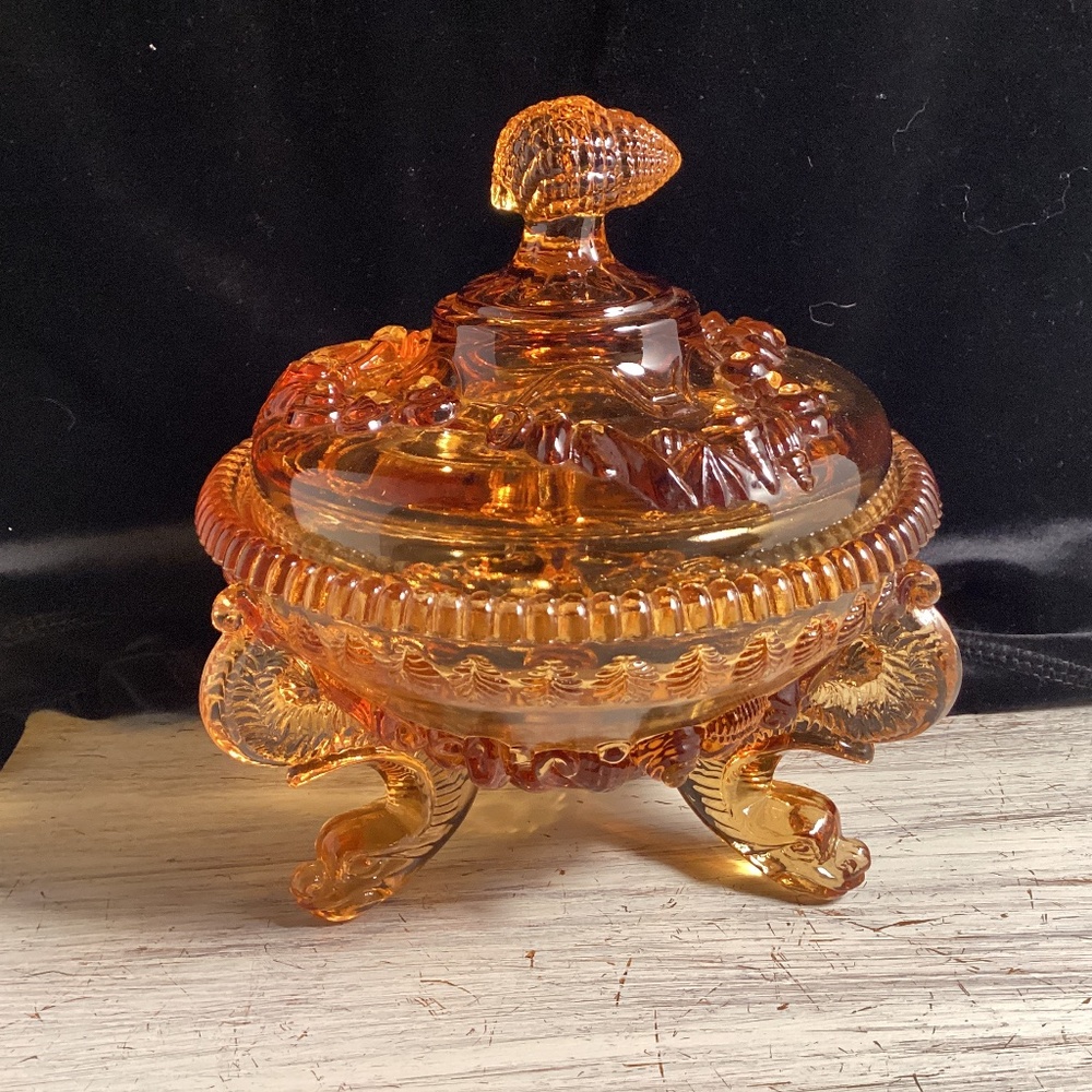 Vintage Westmoreland Argonaut Shell Lidded Candy Dish